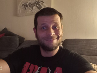 Alter: 38 / Zwilling - Alter: 185 / normal - Geschlecht: männlich - Ausrichtung: bisexuell - Haare: schwarz / kurz - Piercing: keins - bewebmaster-Alter:  - Hautfarbe: weiss - Augen: blau - Rasur: vollrasiert